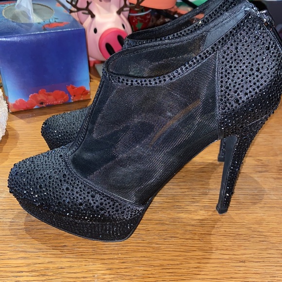 Women’s Le Chateau Pumps - Picture 2 of 3